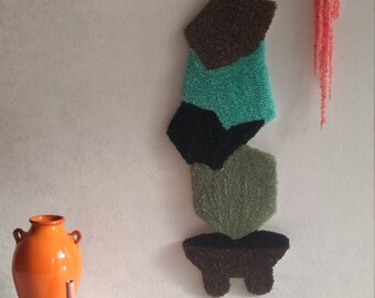 Tappeto da parete fatto a mano, design totem tavolozza verde, oggetto unico per vestire la tua parete, tappeto dal design geometrico