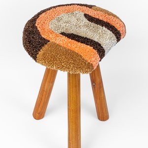 Houten kruk, getuft kussen, driepotige houten kruk, ronde kruk, kersenhouten kruk, zachte zitting getuft, eigentijds meubilair, exclusief