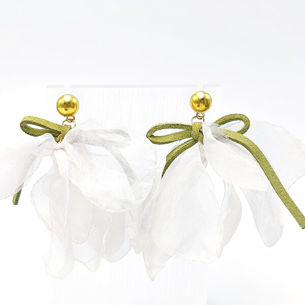 Boucles d'oreilles en tissu fleur blanche avec nœud verte bijou fait main pour cérémonie de mariage cadeau féerique