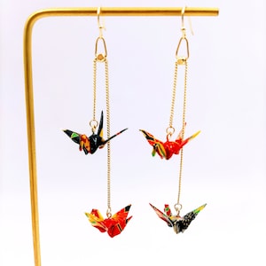 Orecchini origami gru nere rosse asimmetriche appese in carta yuzen stabilizzata resinata in stile giapponese regalo cosplay per la mamma