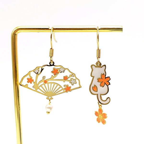 boucles d'oreilles asymétriques style japonais en forme d'éventail avec la fleur sakura et chat blanc