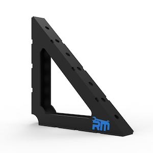 Pode incluir: Esquadro de velocidade preto, com formato triangular, com vários orifícios numa das extremidades. A ferramenta tem um logótipo azul e foi concebida para trabalhos de carpintaria e construção. É utilizada para marcar ângulos.