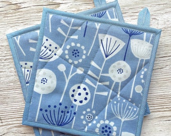 Dikke 5-laags pannenlappen, blauwe Scandi bloem blauwe pannenlappen, nieuw huis cadeau, housewarming cadeau, gastvrouw cadeau, set van 2