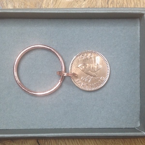 Porte-clés pièce de monnaie 1955 Farthing dans une boîte cadeau