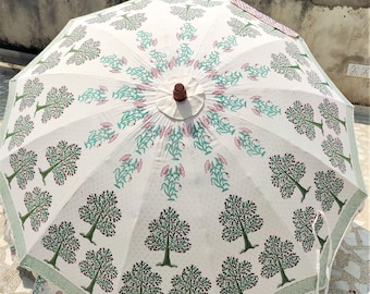 "Handgestochener Gartenschirm: Grosser Sonnenschirm aus Baumwolle, ""Indianerhochzeit""."