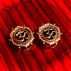 Enchufe 18 mm, enchufe Om, túnel 18 mm, enchufe de latón, perforación 18 mm, Piercing Om, enchufe mandala, enchufe de latón