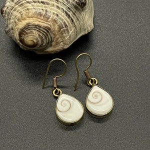 Orecchini In Argento 925 Con Occhio Di Shiva (Pietra Santa Lucia) E Conchiglia Marina - Gioiello Artigianale Maiorca, 1.1cm