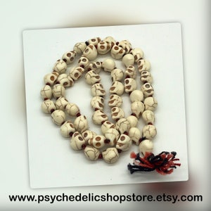 Collana Mala In Turchese Con Perline A Teschio – Intagliata Bianco 10x12mm – Lunghezza 18''