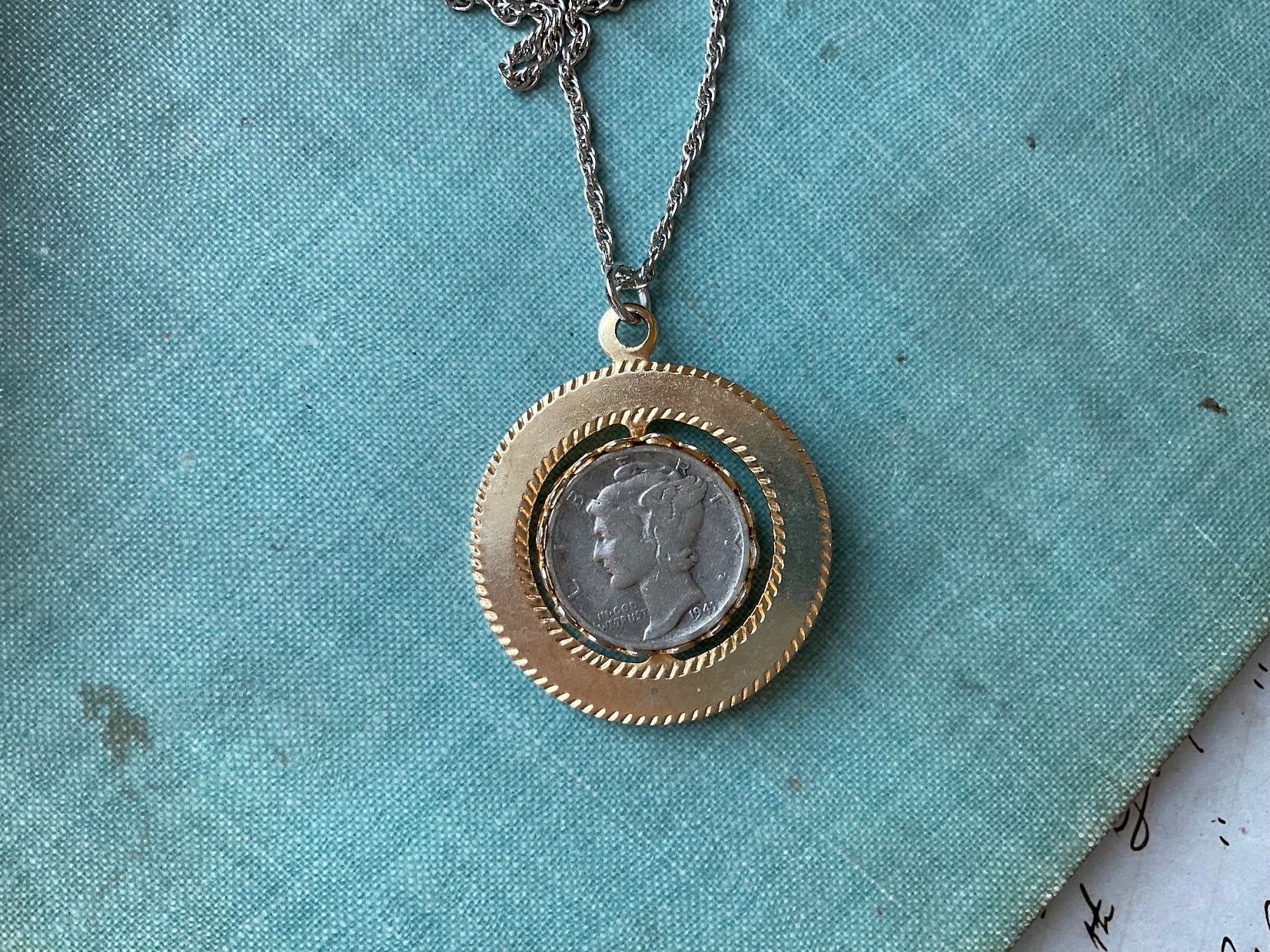★VINTAGE HOLLYWOOD★ Round Coin Necklace Hollywood Sign Round Pendant Necklace Beautiful Fashion