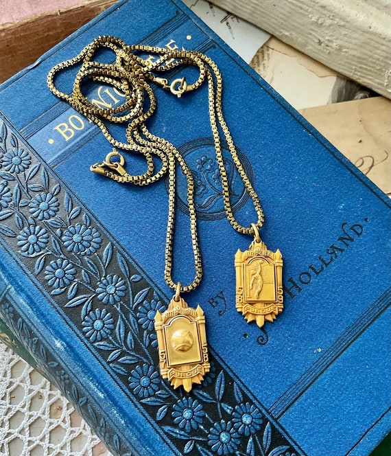 Champion pendant shop
