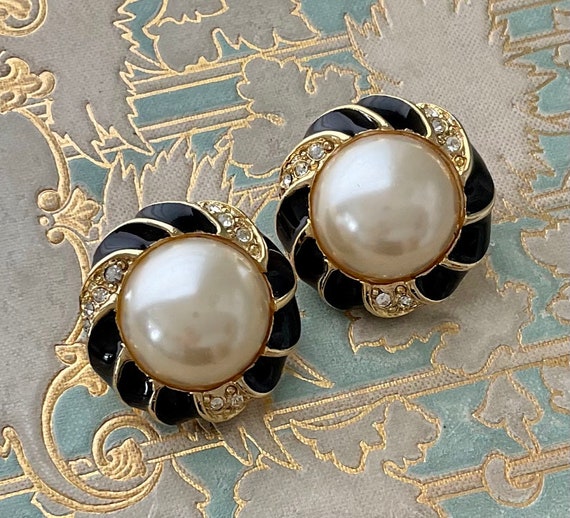 Chanel Pre-owned 1970s Pearl-embellished Clip-On Earrings - Gold