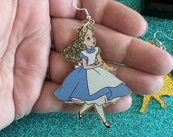 Boucles d'oreilles Disney Alice au pays des merveilles | Boucles d'oreilles en acrylique | Boucles d'oreilles scintillantes | Fait main | Boucles d'oreilles | Hypoallergénique | Robe dorée Alice en bleu