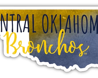 Puede incluir: Una pegatina con el contorno de Oklahoma y el texto "CENTRAL OKLAHOMA Broncos". Las palabras son en azul marino y amarillo, con "Bronchos" en cursiva. El fondo tiene un efecto acuarela con tonos amarillos y azules.
