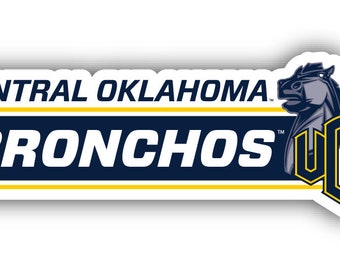 Puede incluir: Un logotipo azul marino y dorado para los Bronchos de Oklahoma Central. El logotipo presenta una cabeza de caballo y las letras "UCO" en una fuente estilizada.