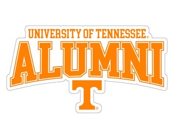 Könnte beinhalten: Weißer Aufkleber mit orangefarbenem Text "UNIVERSITY OF TENNESSEE ALUMNI" in fetter Schrift. Ein stilisiertes orangefarbenes "T" ist darunter zentriert. Ideal für Fans der University of Tennessee.