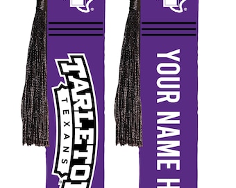 Könnte beinhalten: Zwei violette, rechteckige Lesezeichen mit dunkelbraunen Quasten. Das linke Lesezeichen zeigt ein weißes Tarleton Texans-Logo und Schriftzug. Das rechte Lesezeichen zeigt dasselbe Logo und den weißen Text "YOUR NAME HERE" mit drei schwarzen Linien.