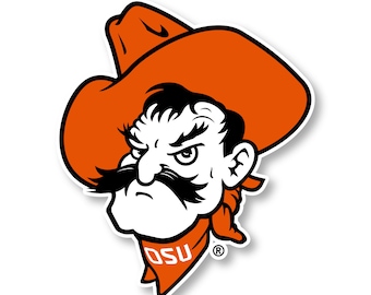 Könnte beinhalten: Ein Cartoon-Maskottchen mit einem schwarzen Schnurrbart und Ziegenbart, das einen orangefarbenen Cowboyhut mit den Buchstaben "OSU" auf einem roten Bandana trägt. Das Maskottchen hat einen strengen Gesichtsausdruck und blickt nach links.