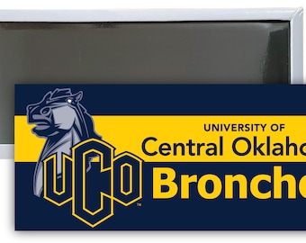 Puede incluir: Un imán azul y amarillo con el logotipo de la Universidad de Central Oklahoma y las palabras "Bronchos" en texto amarillo.