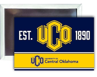Puede incluir: Un imán rectangular con el logotipo de la Universidad de Central Oklahoma en amarillo y azul marino. El imán incluye el texto "EST. 1890" y "University of Central Oklahoma". El imán está sobre un fondo blanco.