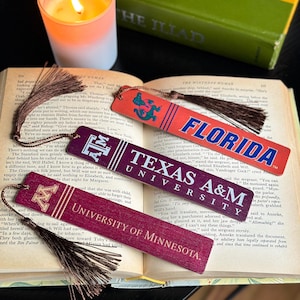 UNC Tar Heels Officially Licensed Wooden Bookmark with Tassel imagem 3