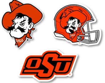 Op de afbeelding: Drie stickers met de mascotte van de Oklahoma State University, Pistol Pete. De eerste sticker toont Pistol Pete's hoofd en schouders, de tweede sticker toont Pistol Pete's hoofd en schouders in een voetbalhelm, en de derde sticker toont het logo van de Oklahoma State University, "OSU", in oranje en zwart.