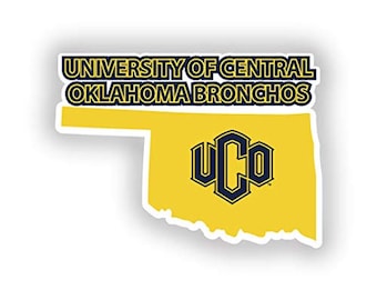 Puede incluir: Un contorno amarillo del estado de Oklahoma con las palabras "University of Central Oklahoma Bronchos" y las iniciales "UCO" en azul marino.