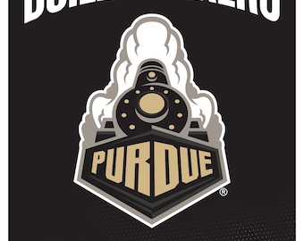 Könnte beinhalten: Schwarz-goldene Grafik der Purdue Boilermakers. Das Bild zeigt die Wörter "PURDUE UNIVERSITY" und "BOILERMAKERS" in Weiß. In der Mitte befindet sich eine stilisierte Lokomotive mit dem Wort "PURDUE" in Gold. Der Satz "BOILER UP" steht unten.