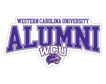 Könnte beinhalten: Ein weißer Aufkleber mit lila Text, der "WESTERN CAROLINA UNIVERSITY" über dem Wort "ALUMNI" zeigt. Unter dem Wort "ALUMNI" steht der Text "WCU" und ein lila Panther-Logo. Der Aufkleber hat einen weißen Rand.