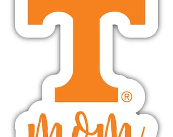 Könnte beinhalten: Orangefarbener und weißer Vinyl-Aufkleber mit dem 'T'-Logo der University of Tennessee und dem Wort 'mom' in einer Schreibschrift.