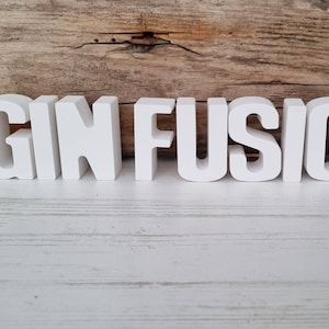 Letras "GIN FUSION" branco, decoração, marítimo, cerâmica