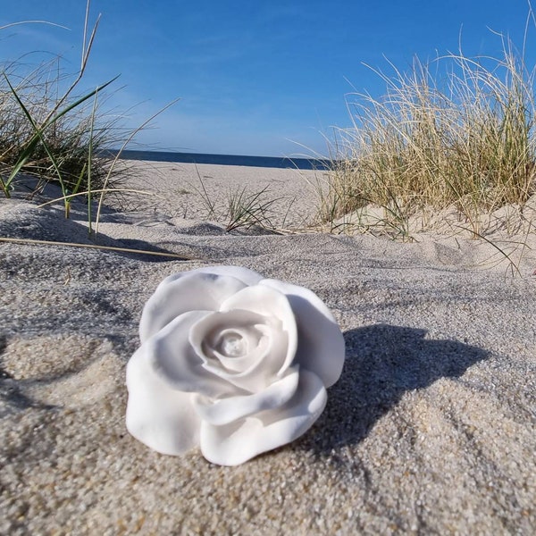 Rose, Rosenblüte, Briefbeschwerer, minimalistisch, handgefertigt, kein Beton, Skulptur ,weiß, white, Figur