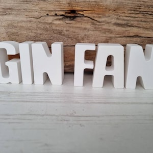 Letras GINFAN, branco, decoração, marítimo, minimalista, linha clara, ideia viva, gin, bar, cerâmica, sem concreto