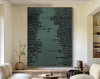 Puede incluir: Pintura abstracta con un esquema de color verde y negro. La pintura se exhibe en una pared en una sala de estar moderna con dos sofás blancos y una mesa de café de madera.
