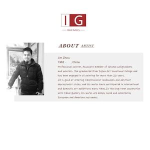 Puede incluir: Una fotograf&iacute;a en blanco y negro de un hombre de pie frente a una pintura. El hombre lleva una chaqueta oscura y tiene el pelo negro corto. El texto "Jim Zhou 1982 - , China" es visible en la imagen. El texto "Pintor profesional, miembro asociado de los cal&iacute;grafos y pintores chinos. Jim se gradu&oacute; en el Fujian Art Vocational College y se ha dedicado a la pintura al &oacute;leo durante m&aacute;s de 20 a&ntilde;os. Es bueno creando paisajes impresionistas y estilos expresionistas abstractos, y sus obras han participado en numerosas exposiciones de arte internacionales y nacionales. En la cooperaci&oacute;n a largo plazo con Ideal Gallery, sus obras son muy apreciadas y coleccionadas por clientes europeos y estadounidenses." tambi&eacute;n es visible en la imagen.