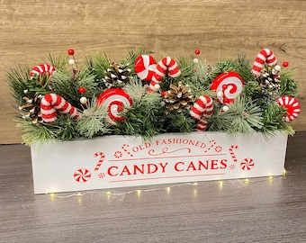 Centro de mesa navideño de bastón de caramelo: decoración navideña de pino y bayas