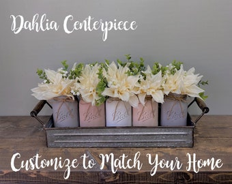 Centro de mesa de dalia y eucalipto: arreglo floral rústico en tarro de cristal