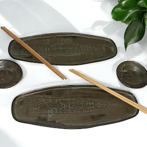 Handgefertigtes Sushi-Teller-Set aus Steinzeug, japanisches Sushi-Servierset aus Keramik, handgefertigtes Geschirr aus Keramik, enthält 2 Teller, 2 Untertassen und Chopstic