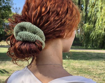 Handgemaakte grof gebreide scrunchie: oversized wollen haarelastiekje