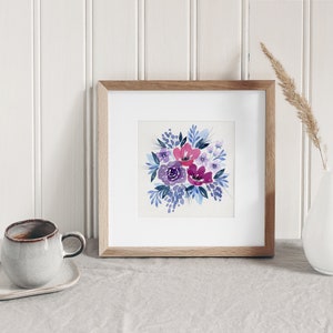 Abstrakter Blumenstrauß in kalten Tönen. Blaue, lila, rosa Blüten und Blätter. Original Aquarell Illustration für Ihr Interieur.
