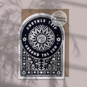 Eine weitere Reise um die Sonne | Illustrierte Bogen Grußkarte | Geburtstagsfeier Boho Kunstdruck Einfacher Freund Niedlich Nachdenklich Spaß