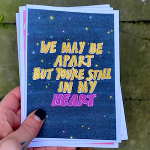 Carte relationnelle interurbaine | Nous sommes peut-être séparés, mais vous êtes toujours dans mon coeur | Citation d'amour | carte postale pour maman, amie, partenaire | Tu me manques