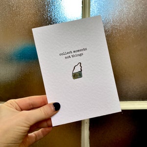 Impression ou carte de collection des moments, pas des choses | Idée cadeau mignonne, impression d'art de voyage | carte postale minimaliste, mini appareil photo | Mur de galerie ou mur de citation