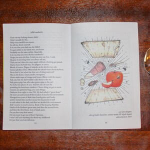 Puede incluir: Un libro abierto con ilustraciones y texto, junto a un tenedor, una cuchara y un cuchillo sobre una superficie de madera. Las p&aacute;ginas del libro muestran un dibujo de alimentos, incluyendo una manzana y pan.