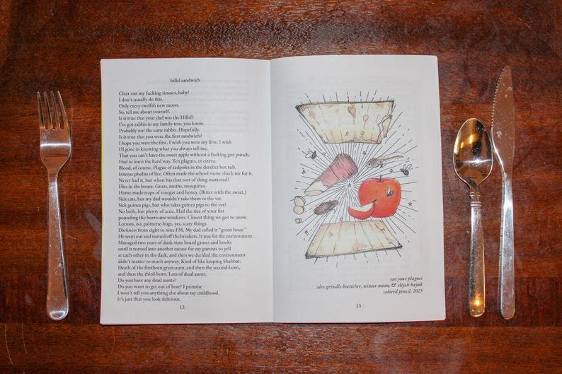 Puede incluir: Un libro abierto con ilustraciones y texto, junto a un tenedor, una cuchara y un cuchillo sobre una superficie de madera. Las p&aacute;ginas del libro muestran un dibujo de alimentos, incluyendo una manzana y pan.