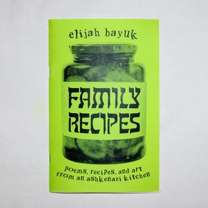 Puede incluir: Un peque&ntilde;o libro verde lima titulado "Family Recipes" con el nombre del autor, elijah bayuk, en la parte superior. La portada presenta un tarro de pepinillos y el texto "FAMILY RECIPES" en letras negras en negrita. La parte inferior del libro dice "Poems, recipes, and art from an Ashkenazi kitchen."