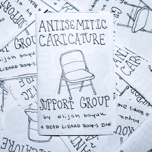 K&ouml;nnte beinhalten: Eine Ansammlung von wei&szlig;en Zines mit schwarzen handgeschriebenen Titeln, darunter "Antisemitic Caricature" und "Support Group". Das Cover zeigt eine Zeichnung eines Klappstuhls. Die Zines sind von elijah bayuk und ver&ouml;ffentlicht von A Bead Lizard Books Zine.