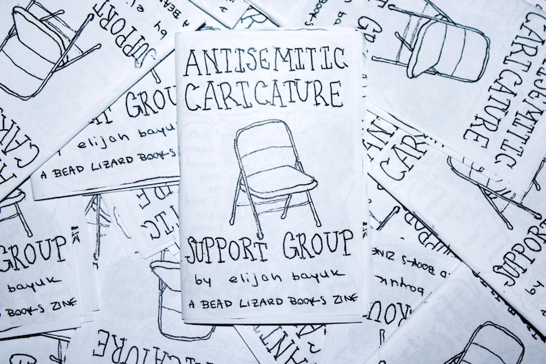 K&ouml;nnte beinhalten: Eine Ansammlung von wei&szlig;en Zines mit schwarzen handgeschriebenen Titeln, darunter "Antisemitic Caricature" und "Support Group". Das Cover zeigt eine Zeichnung eines Klappstuhls. Die Zines sind von elijah bayuk und ver&ouml;ffentlicht von A Bead Lizard Books Zine.