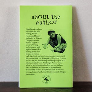 Puede incluir: Una portada de libro con un fondo verde brillante y las palabras "about the author" en una fuente caprichosa. La portada presenta una ilustraci&oacute;n en blanco y negro de una persona y texto que describe los antecedentes e intereses del autor.