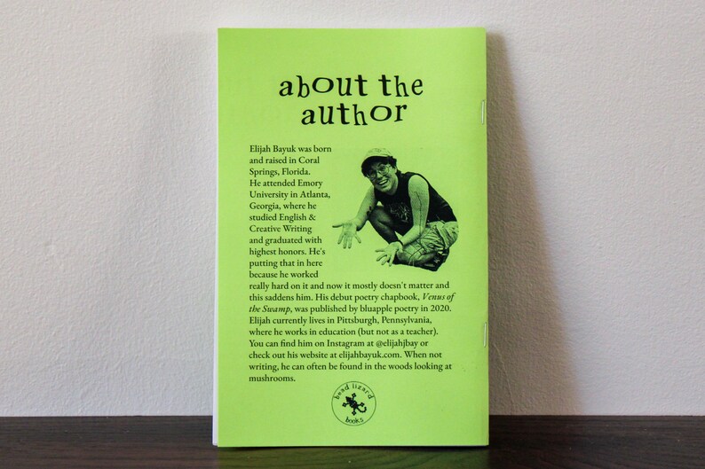 Puede incluir: Una portada de libro con un fondo verde brillante y las palabras "about the author" en una fuente caprichosa. La portada presenta una ilustraci&oacute;n en blanco y negro de una persona y texto que describe los antecedentes e intereses del autor.
