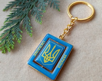 Ukrainischer Schlüsselanhänger mit dem Nationalemblem und der blau-gelben Flagge der Ukraine. Ukrainische Wappen Trident Tryzub Souvenir Gold